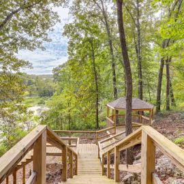 Spring River Vacation Rental w/ Deck & Views, hotel en Mammoth Spring
