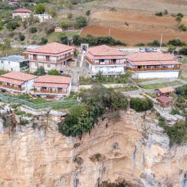 Guest House Bracaj, hotell sihtkohas Zhaban