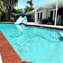 Pool House Resort heated swimming pool private duplex, hotel in Cutler Bay