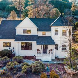Yosemite Country House sleeps 20 w/ hot tub, firepit, bonus studio