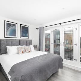 CoZy Apartments With King Size Beds Near Enfield Town & Chase Farm Train Stations With Wifi and Parking, hotelli kohteessa Enfield