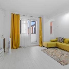 Sunny Yellow Apartment - Penthouse, Aer Conditionat, Free Parking, Self Check-in, מלון בRoşu