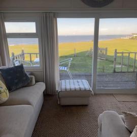 Bacton में, होटल Stunning sea view beach front bungalow Bacton