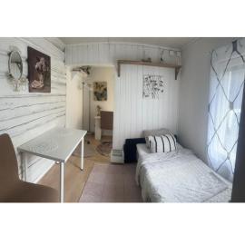 Small wooden house apartment 1 km from river Turku, Hotel in Turku