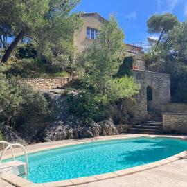 Le gîte sous les pins, hotel en Les Taillades