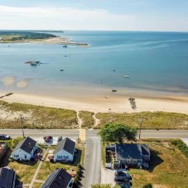 Across from Mayo beach walk to downtown, hotell i Wellfleet