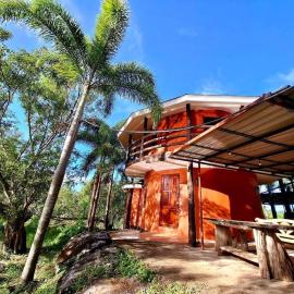บ้านดิน 2 ชั้น, hotel in Khanong Phra
