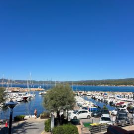 Duplex cosy bord de Mer, hotel in Saint-Cyr-sur-Mer