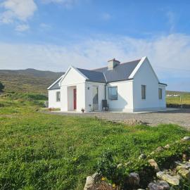 Achill Island Holiday home by the Sea - Idyllic views, Sleeps 6, Full kitchen, Fireplace and Wifi throughout
