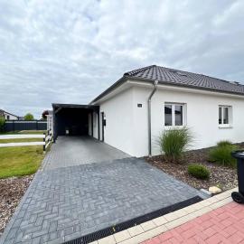 Einzigartiger Neubau-Bungalow - Luxus-Küche, große Terrasse mit Garten - Perfekt für Familie und Gruppen، فندق في Ilsede