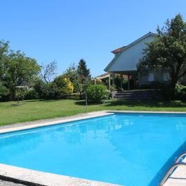 Chalet con piscina, ξενοδοχείο σε Tui