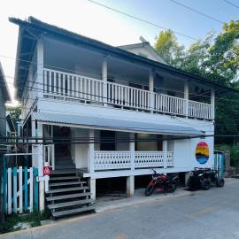 Apartment in center of town #2, hotel in Utila