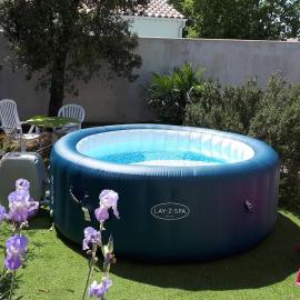 Nice flat with jacuzzi and garden, hôtel à Velleron
