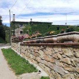 Masia con encanto en el bosque a 10 min de Girona، فندق في Celrá