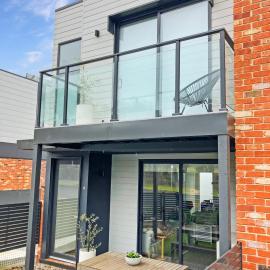 Private Room & Ensuite, in hosted-shared Modern 2 bedroom Apartment - full use of all home facilities