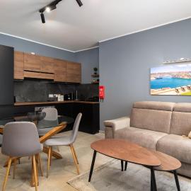 Modern 1BR Maisonette with Back Yard - Close to Manoel Island Saint Julians & Tigne Shopping Mall, hotel in Il-Gżira