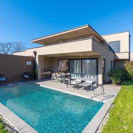 Quercus Village Apartments with private pool