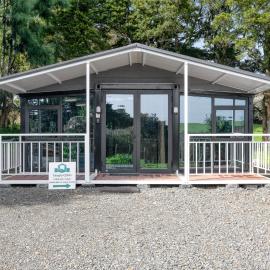 2 bedrooms Cabin 5 min to Pukekohe town centre, hotel in Pukekohe East