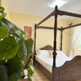 Cajigal Farmhouse - high speed converge internet and AC in 2 bedrooms, hotel in Badoc