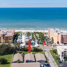 Spanish Villa Suite 54 - Indian Rocks Beach Condo Across the Street to Beach Access, Newly Remodeled & Walkable to Restaurants!، فندق في كليرووتر بيتش