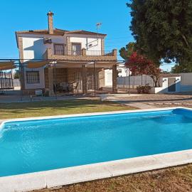 Casa Rural El Algarrobo, хотел в Утрера