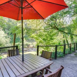 Riverfront Sandy Retreat, Fish & Kayak On-Site, ξενοδοχείο σε Sandy