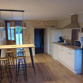 Petite maison en pierre au calme avec extérieur – hotel w mieście Montbellet