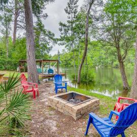 Riverfront Milton Cabin w/ Boat Ramp & Dock!、ミルトンのホテル