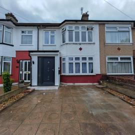 4 Bedroom 2 Bathroom House - Free parking, hotel in Ponders End