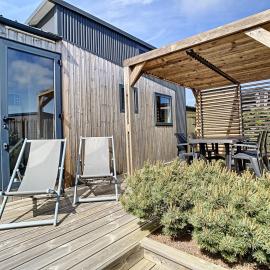 Tiny House bois avec terrasse, piscine, wifi, animaux admis, parking - 200m de la plage - FR-1-361A-88, hotel in Jullouville-les-Pins