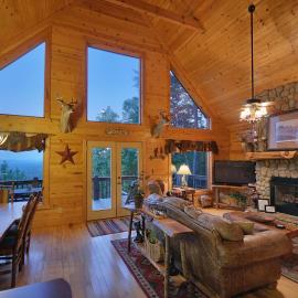 The View - Breathtaking Mountain Views, Firepit, Game Room & Hot Tub!, viešbutis mieste Blu Ridžas