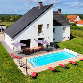 Les retrouvailles des Ducs by Vindihouses - piscine chauffé toute l'année - billard, khách sạn ở Magnien