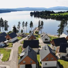 Lipno Lakeside - Dům u jezera - "Dům 24" - až 10 osob, hotel in Frymburk