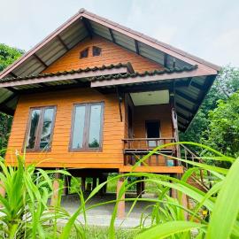 Cheriya bungalow Kohyaonoi, hotel em Ban Laem Sai