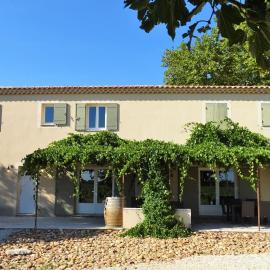 Gîte famille 5 personnes avec piscine au cœur des vignes entre Avignon et Luberon