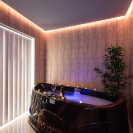 The Pinnacle 3 - 2BED w indoor jacuzzi! by Homely