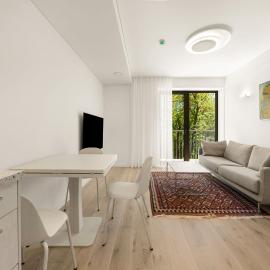 Bright 2BR with Private EV Parking, workspace, AC, hotelli Kaunasissa