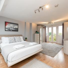 Spacious 4-Bed House Direct Link to Central London - Pass the Keys