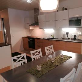 Majoituspalvelu Nurmi Apartment Oksapolku 2 B Deluxe Huoneisto 103m2, hotel in Raahe