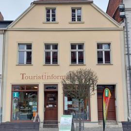 Tangermünde Zum S c h m u c k Giebel - Pension & FeWo, хотел в Тангермюнде