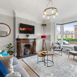 Modern 6BR home, Monthly Savings, Parking - Fast WiFi - Family Friendly