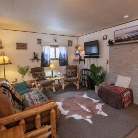 Black bear cabin with blow up hot tub, hotel u gradu Necedah