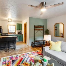 Steps to Main Street! Cozy Red River Getaway