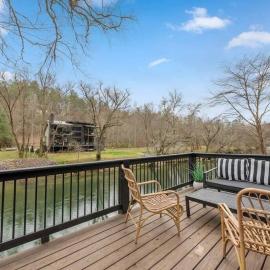 NEW Toccoa River Front - HotTub Fire pit Game Room โรงแรมในMineral Bluff