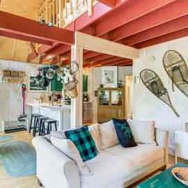 Riverside Retreat in Crosby: Pet Friendly!, khách sạn ở Crosby