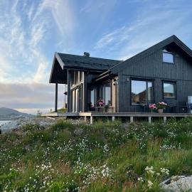Oceanfront Cabin in Lofoten with Panoramic View