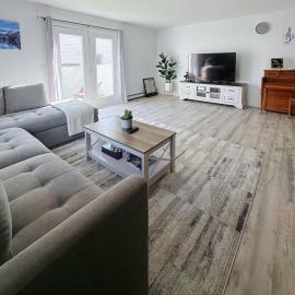 Spacious 4BR Home with Garage, hotel em Fairbanks