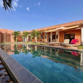 La Villa Awalie, maison de charme avec piscine, hotell i Sintiân