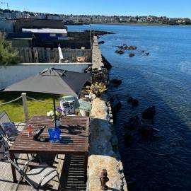 Splash Cottage beach house with Sea lapping Garden