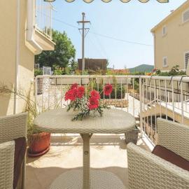 Apartment Viva la Vita - Two-Bedroom Apartment with Shared Pool